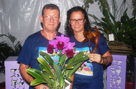 Rogério e a esposa, Kalina, exibem a plana premiada e o troféu de melhor planta da exposição pelo voto popular.