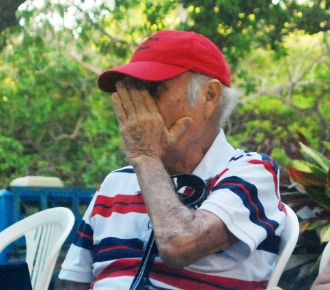 Waldir procura disfarçar uma lágrima, ao ser homenageado pela ACEO.