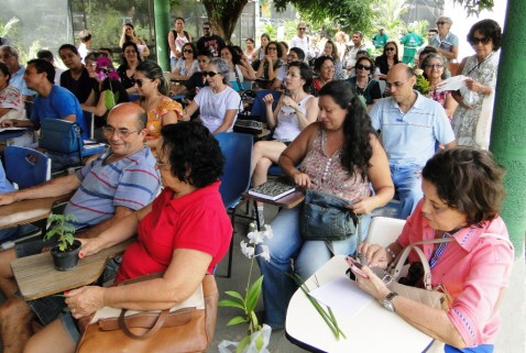 Público atento e numeroso ouve as explicações.