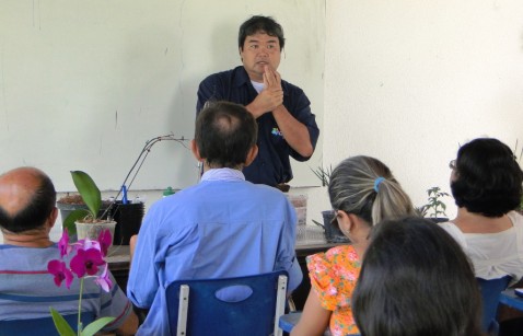O Prof. Roberto Takane ministra as oficinas.