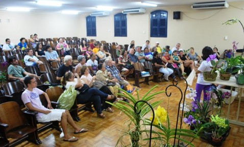 As reuniões têm atraído um número crescente de participantes. As orquídeas sempre estão presentes no cenário.