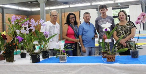 Kalina e Rogério (2º e 3º a partir da esquerda) com Nestor Reinhemer, presidente, e outros membros da ASONP.