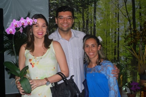 Rita Brito (esq.) ganhou uma orquídea, que lhe foi entregue pela diretora de Eventos da ACEO, Juliana Coelho (dir.).