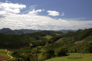 A principal característica do relevo da Serra do Castelo são os vales, escavados por numerosos cursos d'água que ali nascem. (Foto: Renato X. Bolsanello)