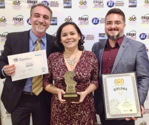 Apolônio Aguiar, Djane Nogueira e Mauro Costa, diretores da AD2M, receberam o troféu de melhor agência do Nordeste.