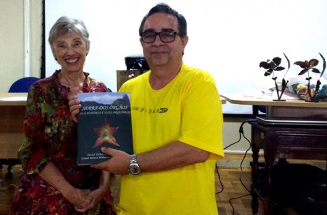 Susan Sunflower faz a entrega do livro ao presidente Thomaz Sidrim