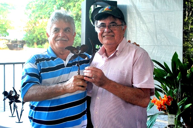 Melhor Híbrido: Edmilson Costa (E) recebe de Italo Gurgel, diretor de Comunicação da ACEO.