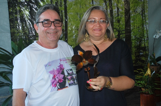 Melhor Cultivo: Michelle Canário recebe o troféu das mãos de Thomaz Sidrin.