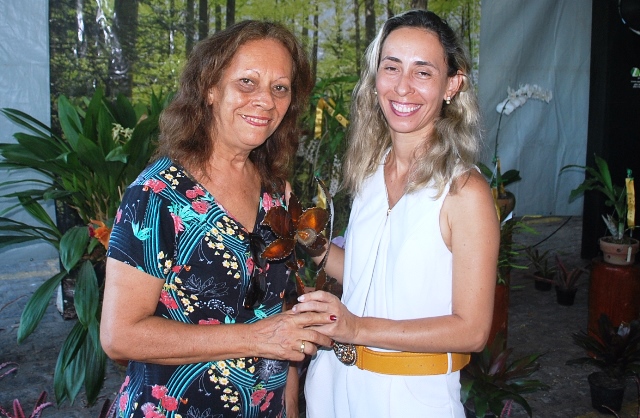 Melhor Espécie Brasileira: Vera Coelho (E) recebe o troféu das mãos de sua filha, Juliana, vice-presidente da ACEO.