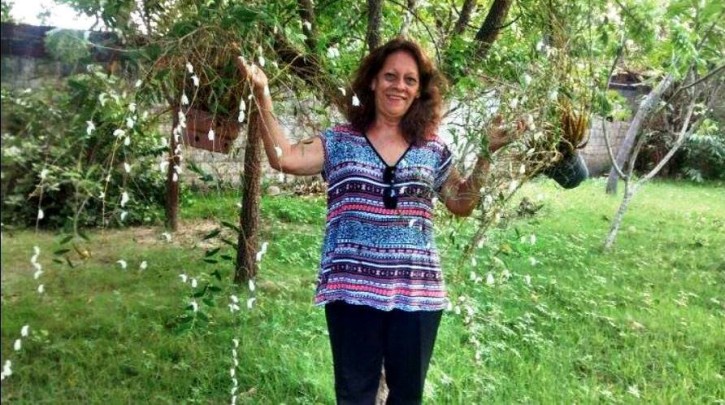 Vera Coelho envolvida pelas hastes de Dendrobium crumenatum