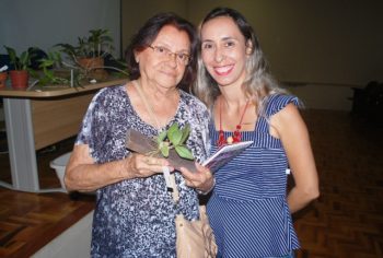 Hora dos sorteios: Terezinha (à esquerda) recebe uma planta das mãos da vice-presidente Juliana Coelho. 